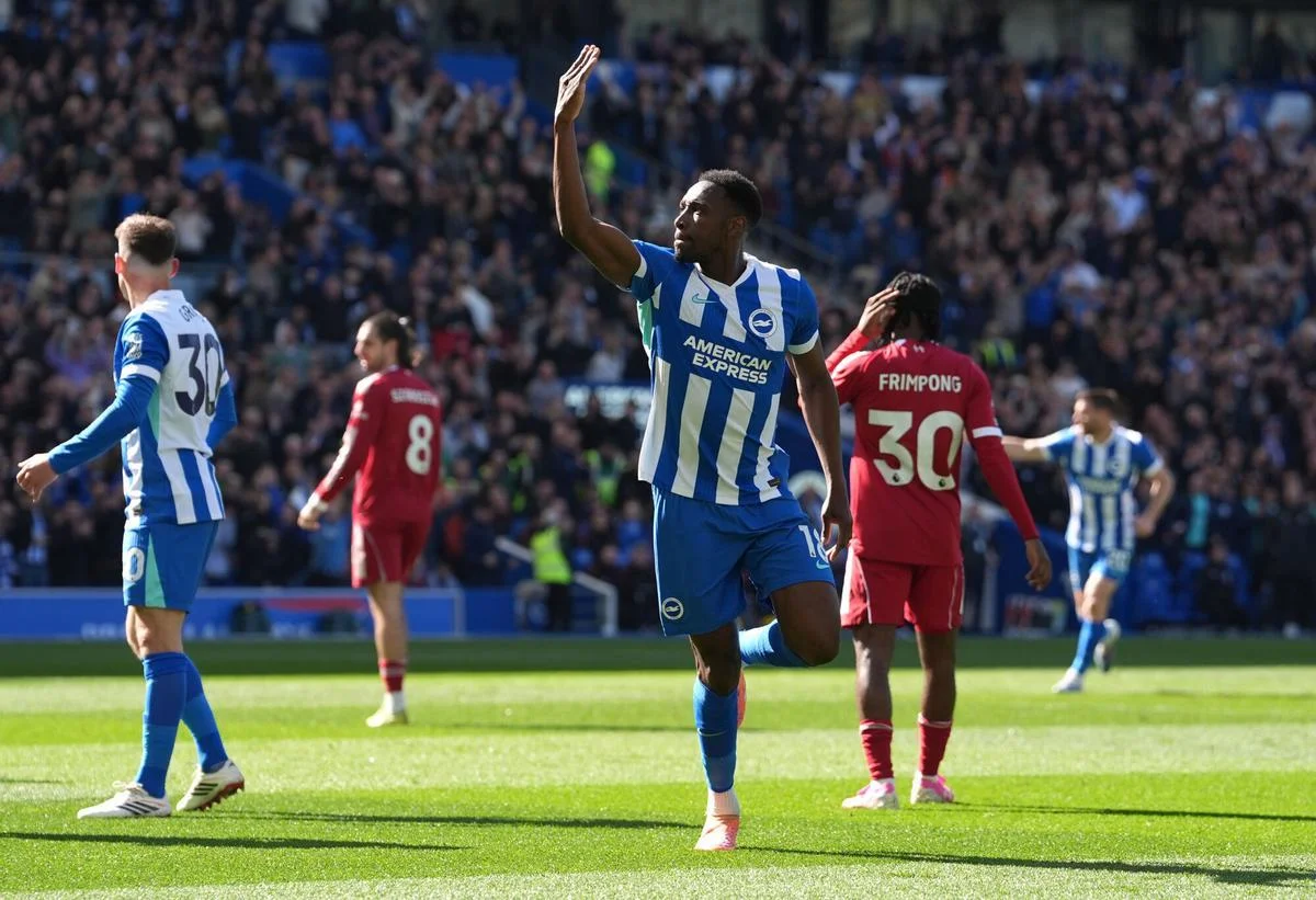 Welbeck sorprende con un doblete y victoria ante el Liverpool